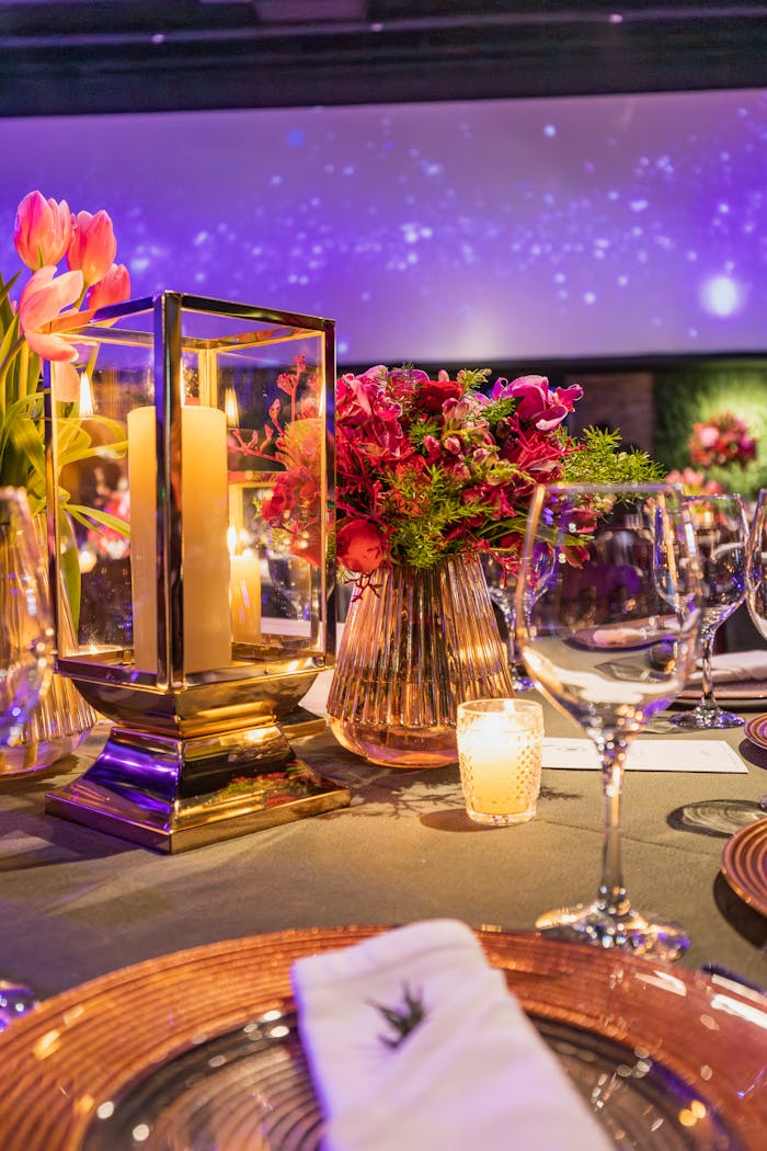 Exquisite table setting featuring vibrant flowers and candlelight for a luxurious banquet.